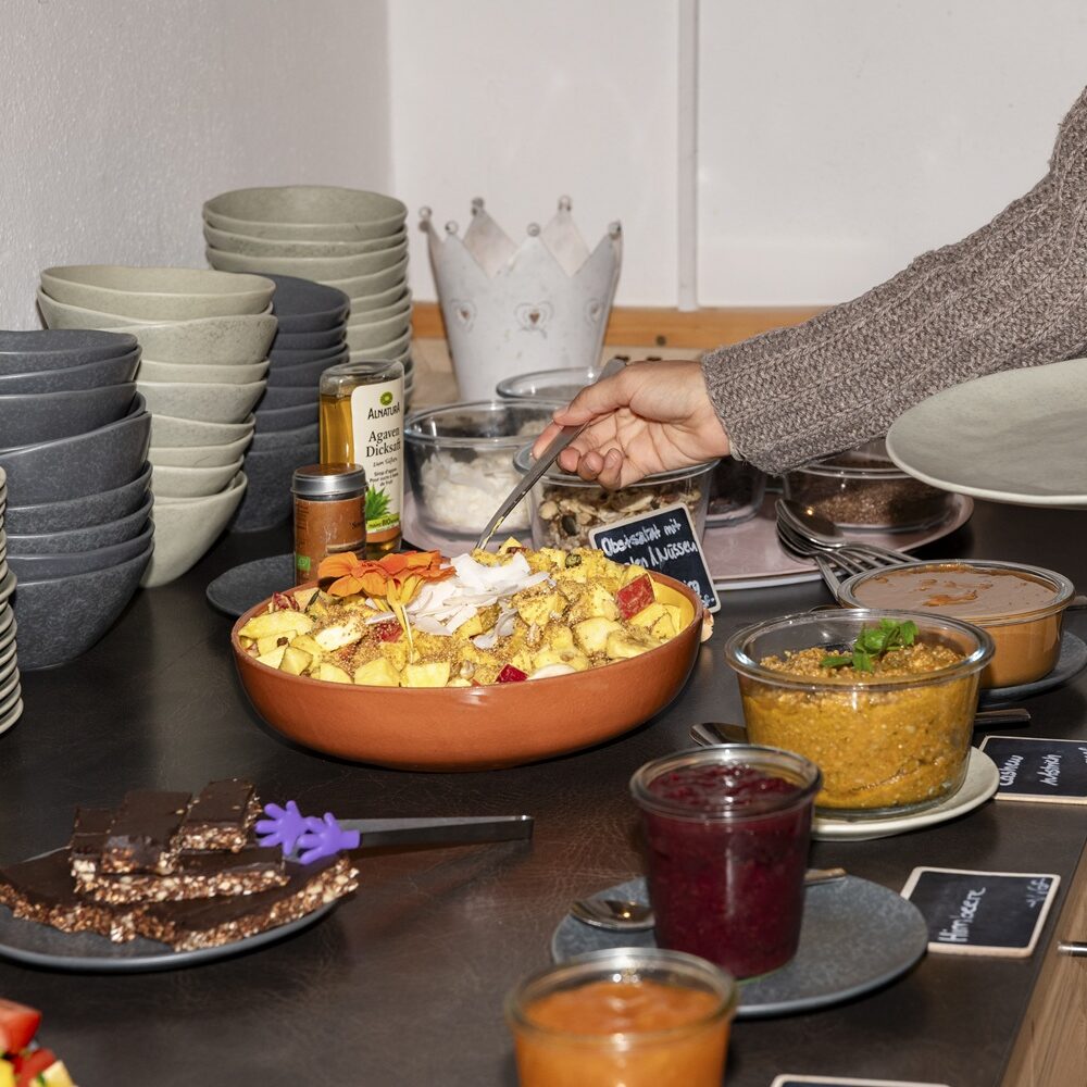 Buffet mit frischen Speisen und Snacks