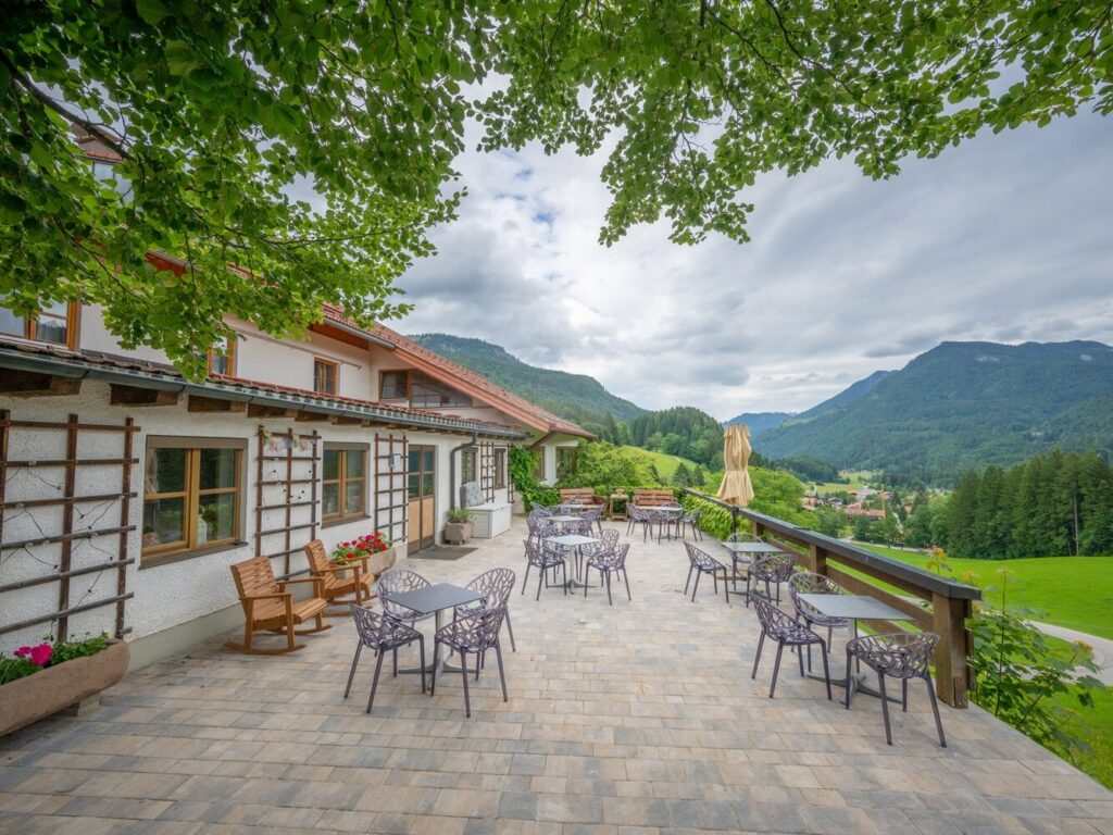 Gemütliche Terrasse mit Bergblick.