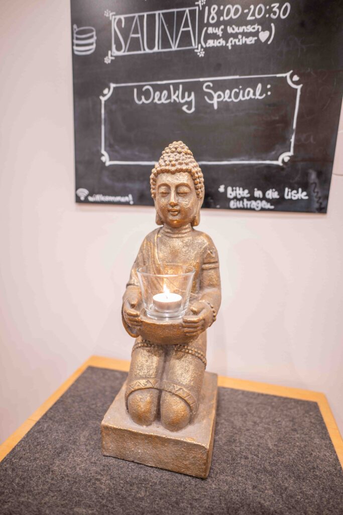 Buddha mit Kerze in der Hand