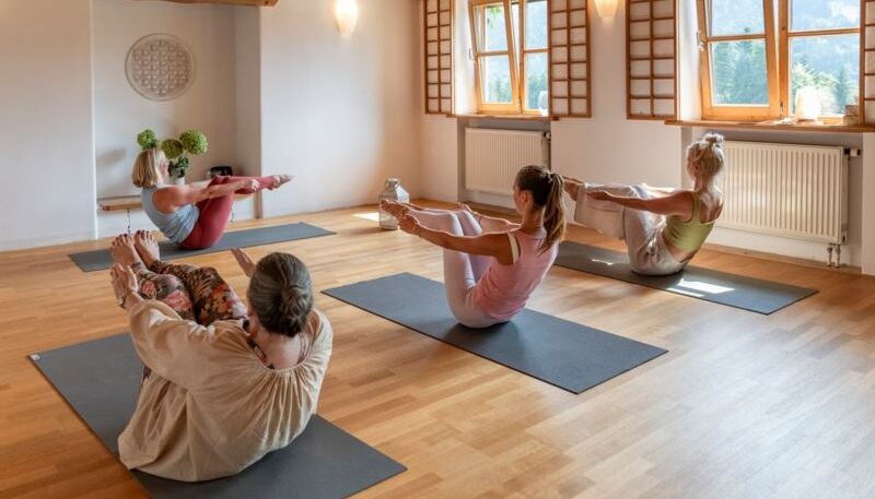 Frauen beim Yoga in einem Raum