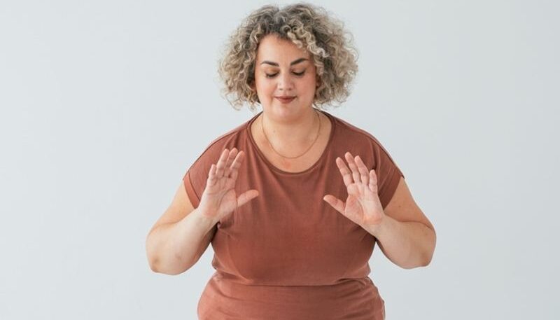 Frau praktiziert Qi Gong Übungen.
