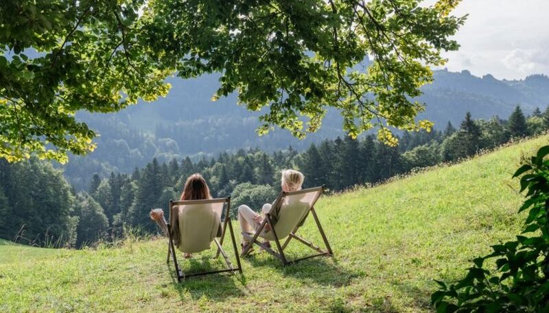 Zwei Frauen entspannen in der Natur.