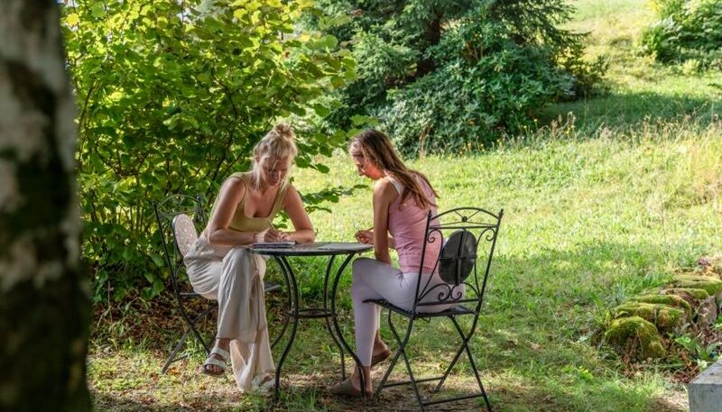 Zwei Frauen am Tisch im Freien