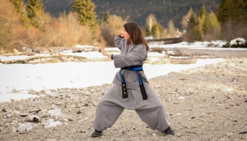 Kampfsportlerin in der Natur