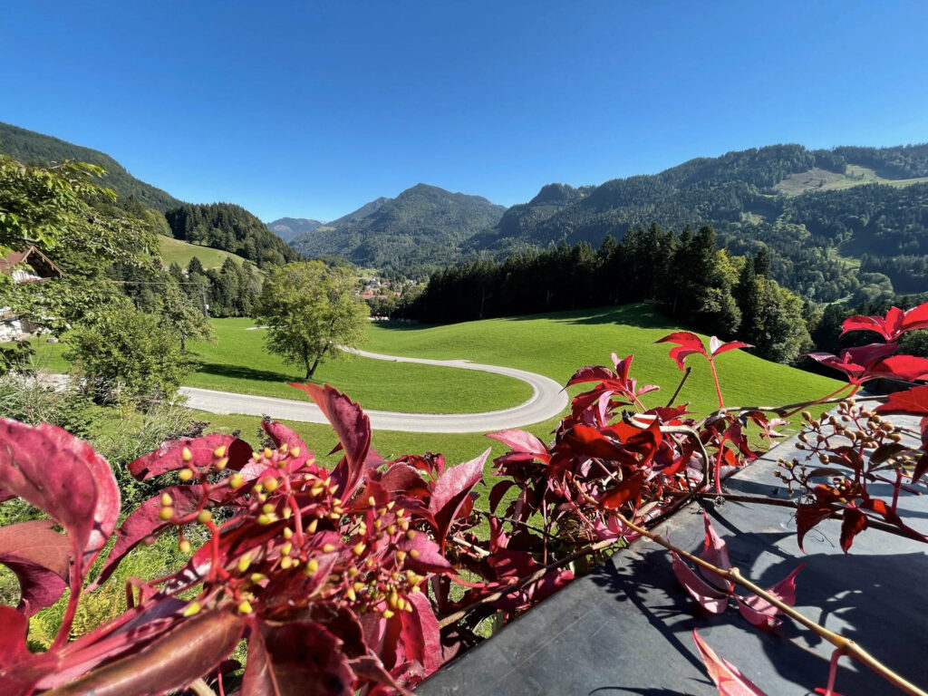 Blick vom Mountain Retreat Center ins herbstliche Chiemgauer Tal mit Bergpanorama