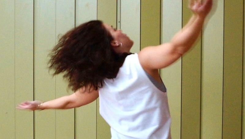 Tanzende Person mit fließendem Haar