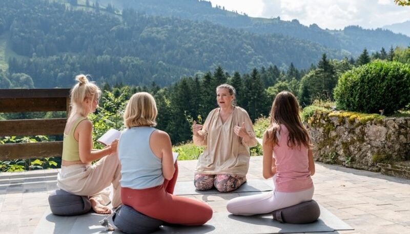 Frauen meditieren in der Natur.