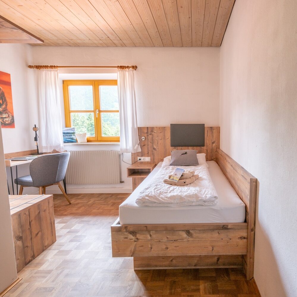 Helles Zimmer mit Holzmöbeln und Fenster
