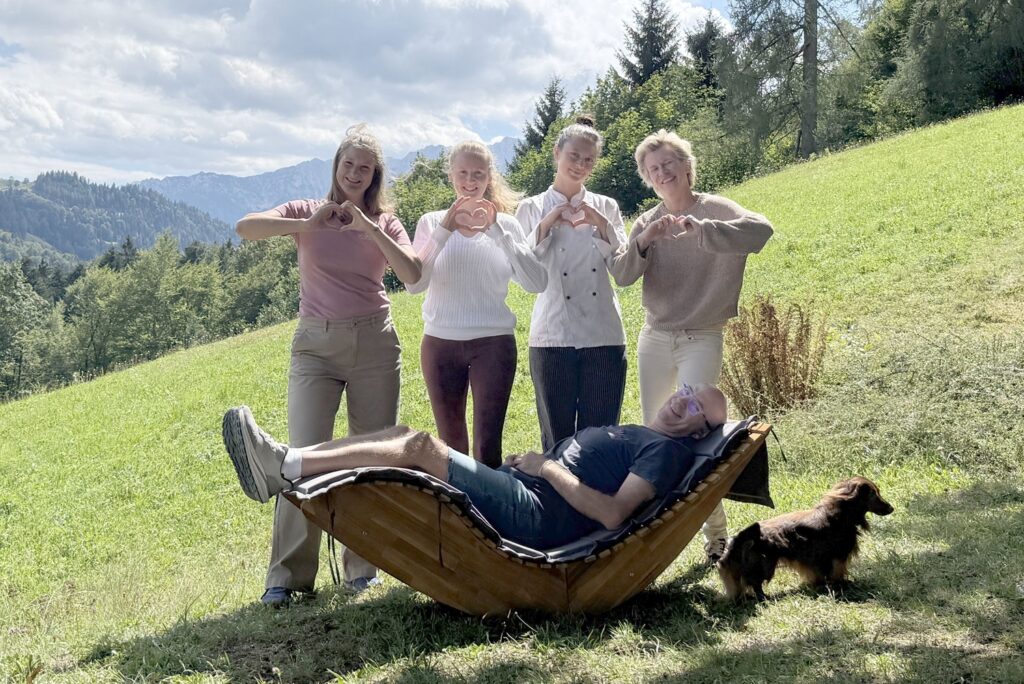Fünf Personen in der Natur, Herzform