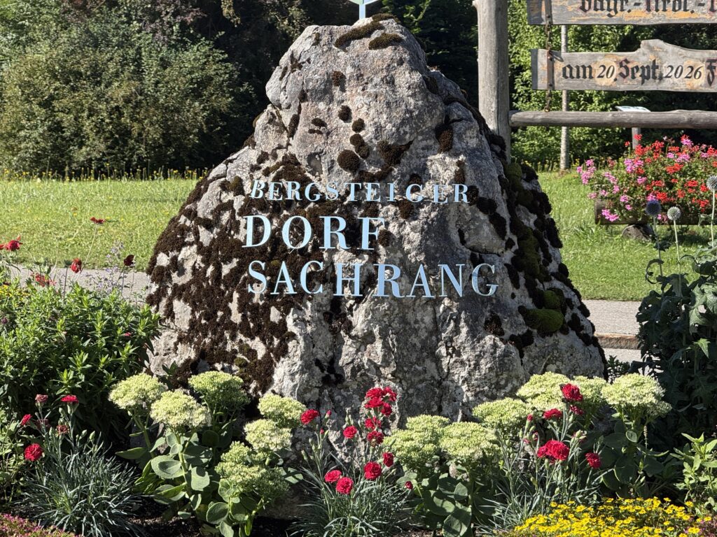 Schild des Dorfes Sachrang