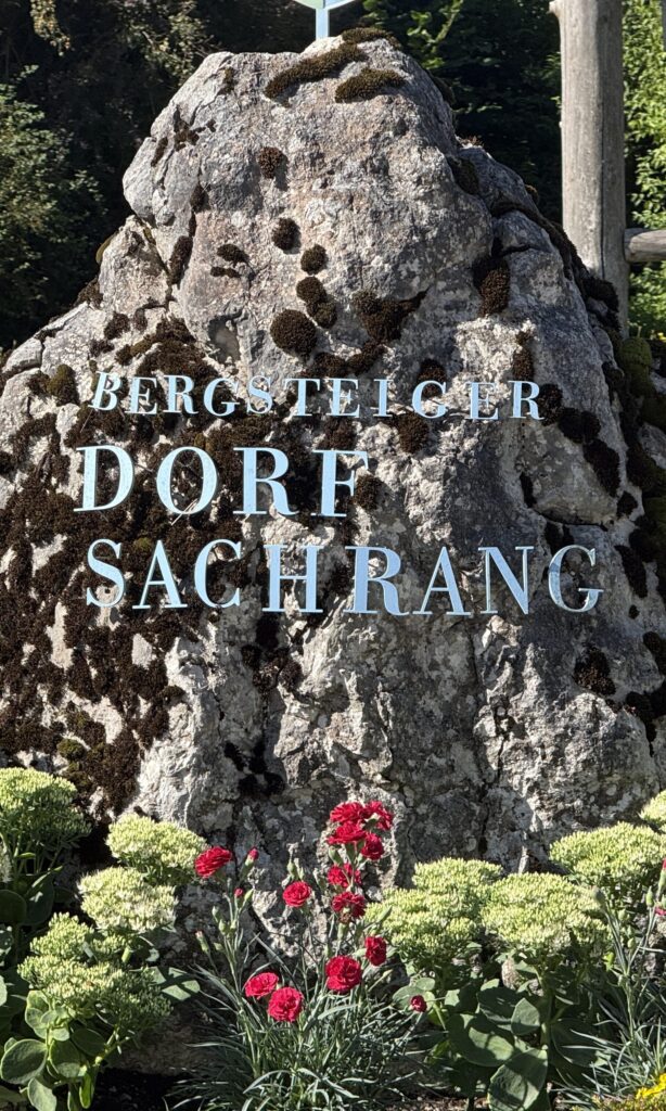Schild des Dorfes Sachrang