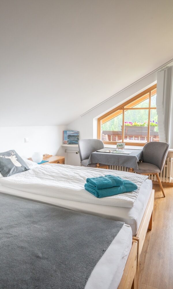 Doppelzimmer mit Doppelbett und Balkon im Mountain Retreat Center