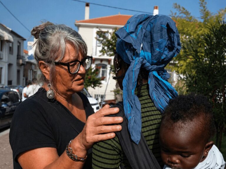 Frau spricht mit Flüchtlingsmutter.