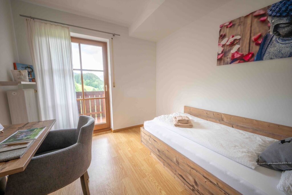 Helles, modernes Einzelzimmer mit Aussicht