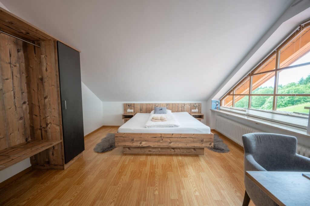 Helles, modernes Zimmer mit Holzdetails.