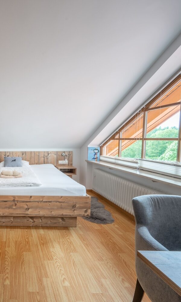 Helles Zimmer mit Holzdetails und Fenster.