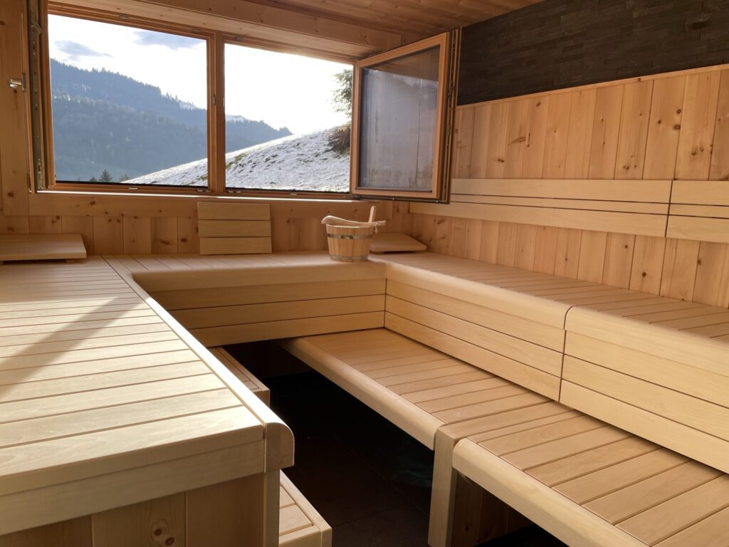 Helle Sauna mit Holzinterieur