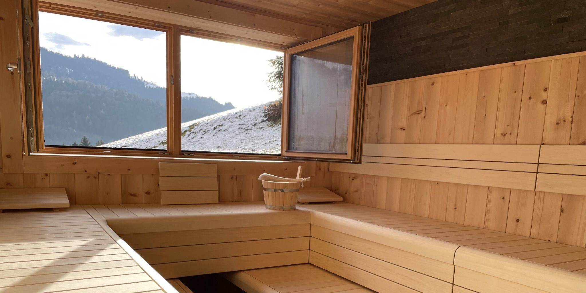 Helle Sauna mit Holzinterieur