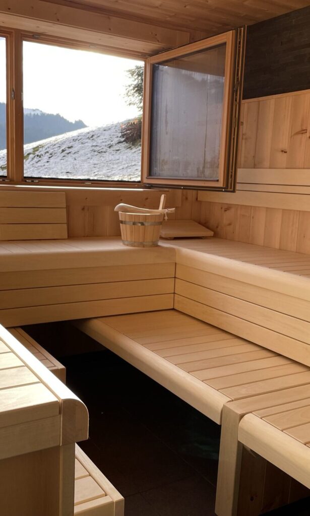 Helle Sauna mit Holzinterieur