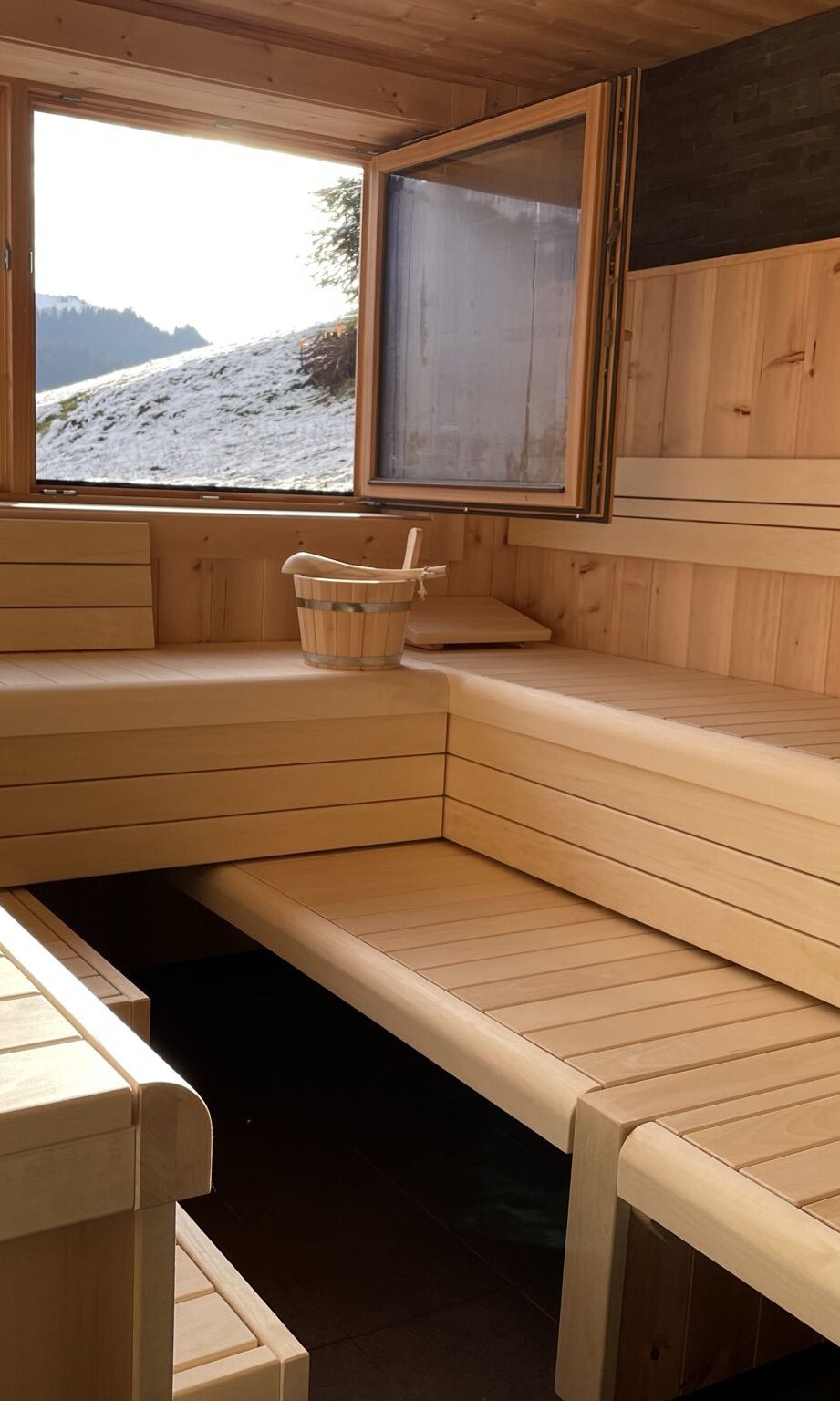 Helle Sauna mit Holzinterieur