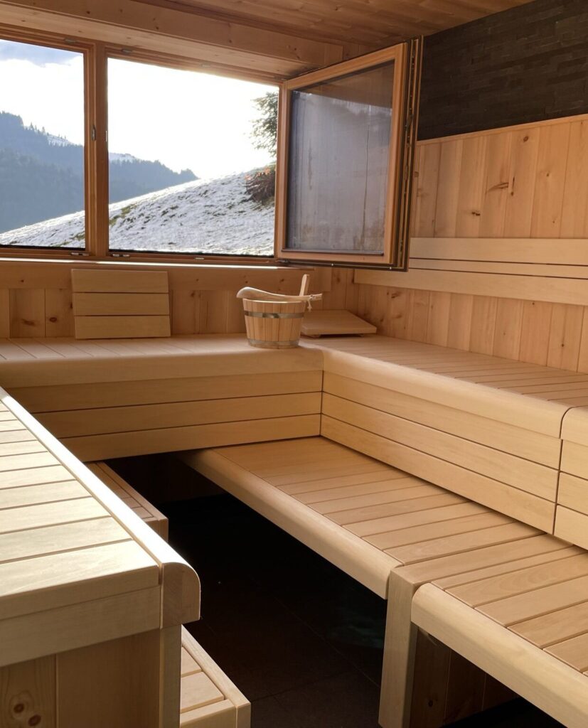 Helle Sauna mit Holzinterieur