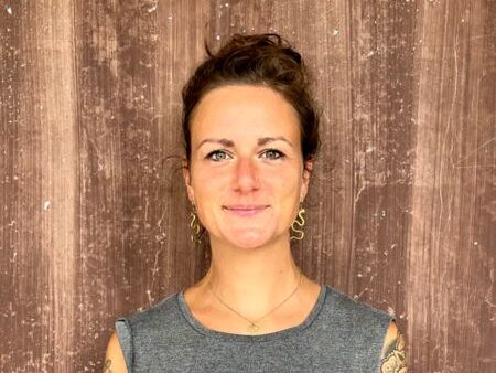 Porträt von Yogalehrerin Sabrina Krämer