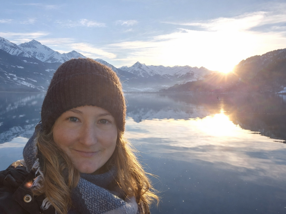 Frau am See bei Sonnenaufgang