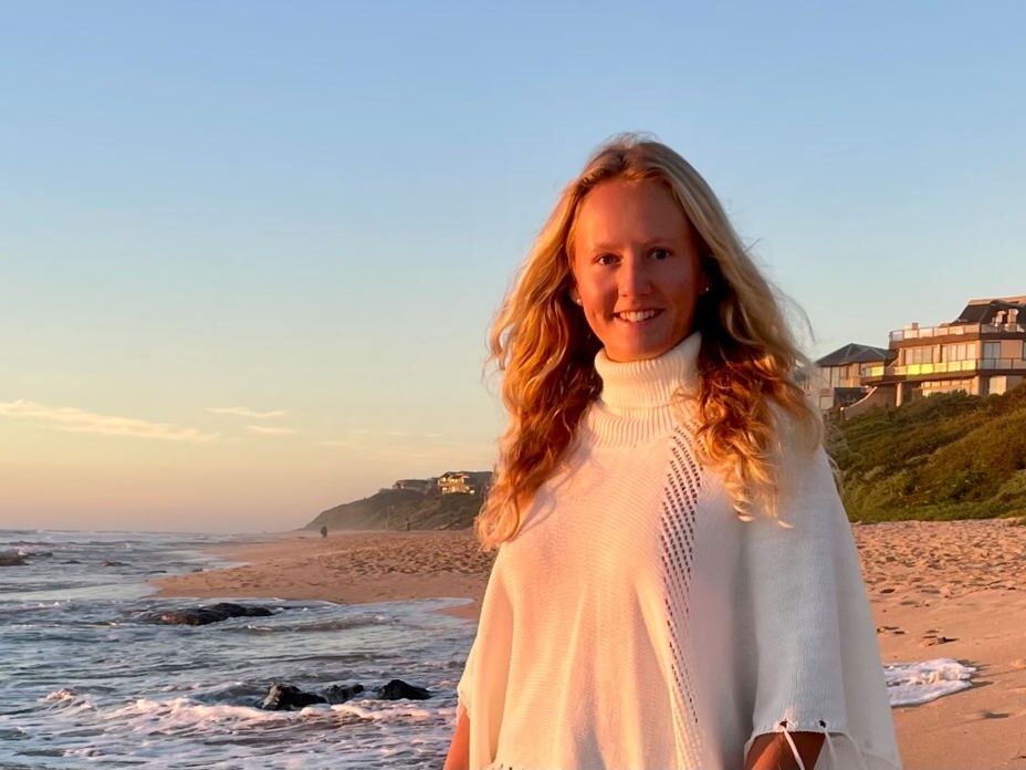 Frau am Strand bei Sonnenuntergang