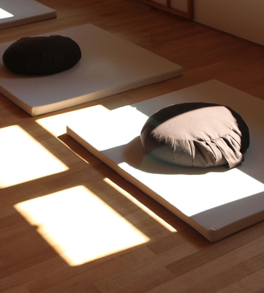 Helle Matten mit Meditationskissen