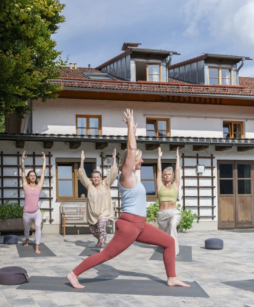 Yogapose auf der Terrasse des Mountain Retreat Centers