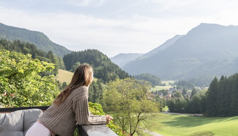 Frau betrachtet die Berge und Landschaft.