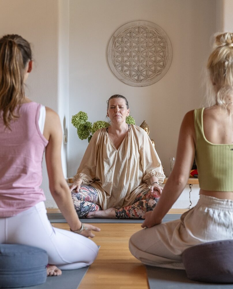 Kleine Yogagruppe im Yogaraum