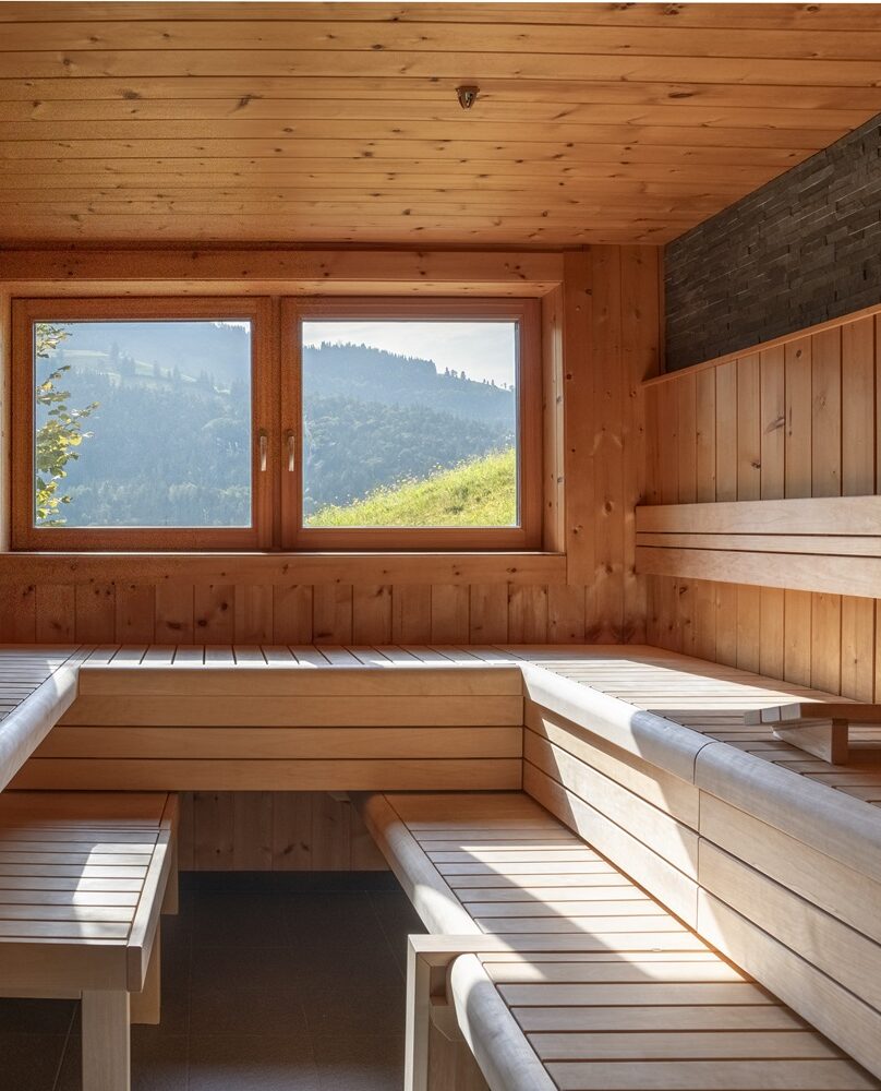 Helle Sauna mit Bergblick.