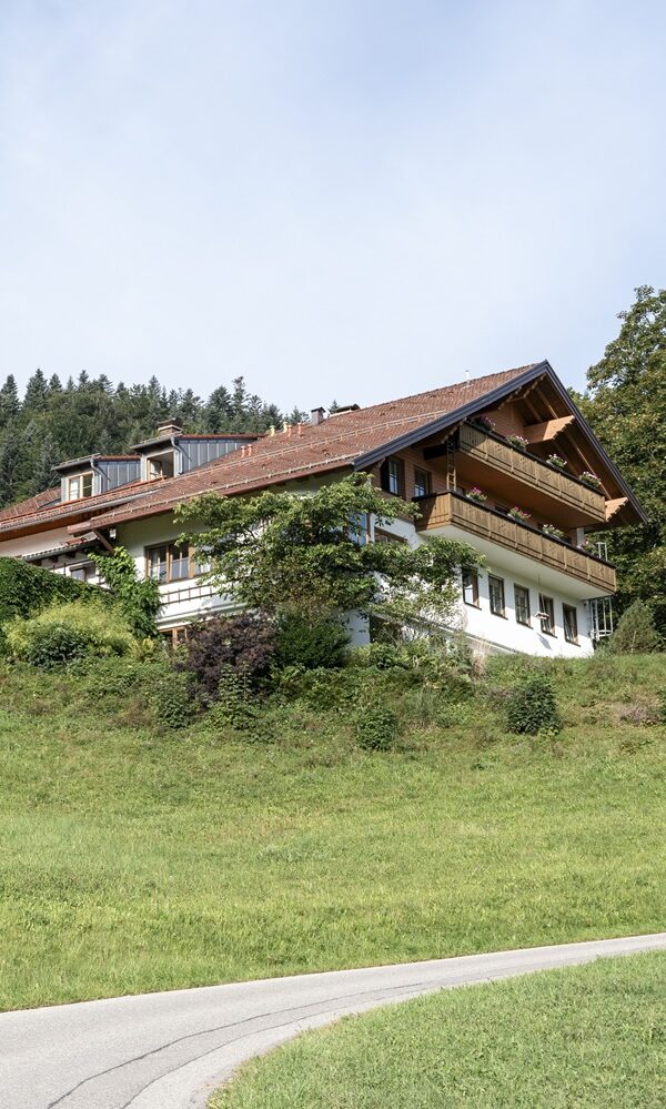 Außenansicht des Mountain Retreat Centers von unten