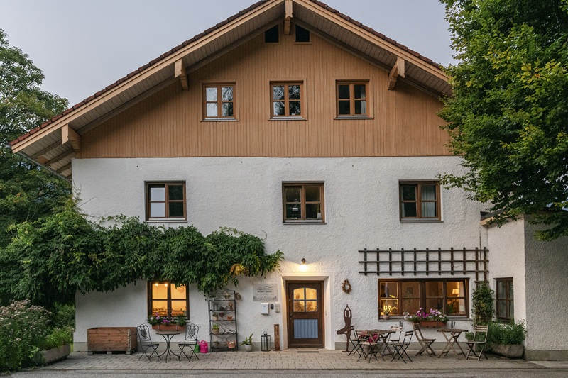 Vorderansicht Mountain Retreat Center in Sachrang, Bayern