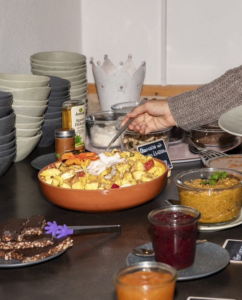 Buffet mit frischen Speisen und Snacks