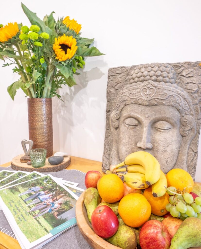 Dekoration und frisches Obst im Mountain Retreat Center im Chiemgau