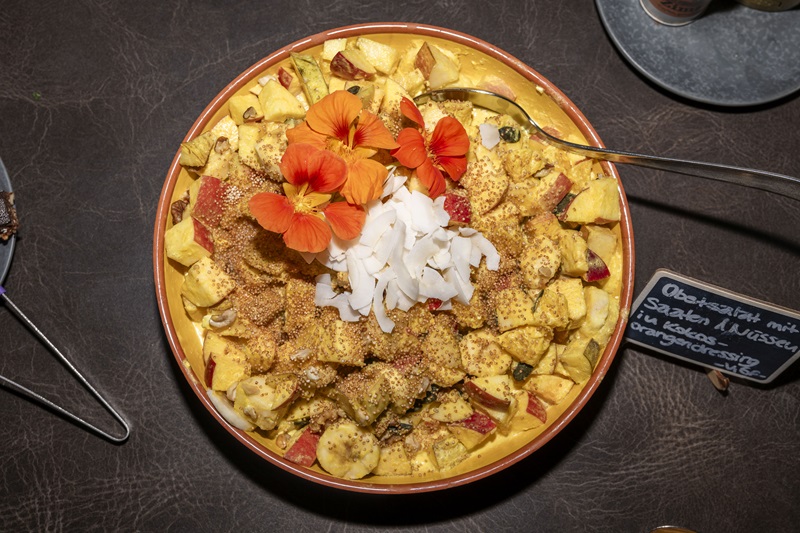 Obstsalat stilvoll angerichtet auf einem Teller