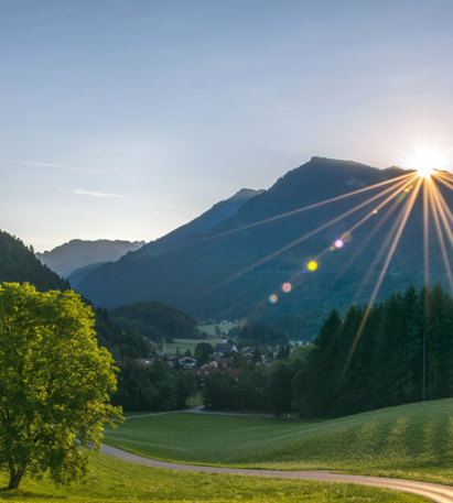 Sonnenaufgang über den Bergen