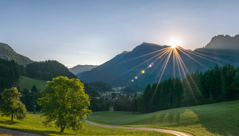 Sonnenaufgang über den Bergen
