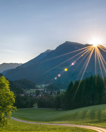 Sonnenaufgang über den Bergen