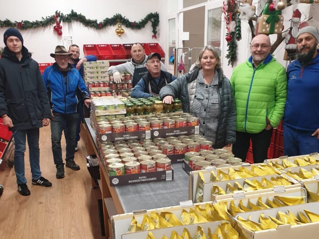 Lebensmittelverteilung mit Helfern und Spenden