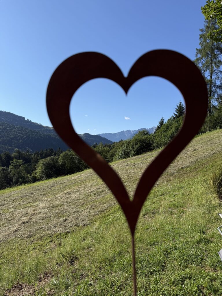 Herzform mit Berglandschaft im Hintergrund