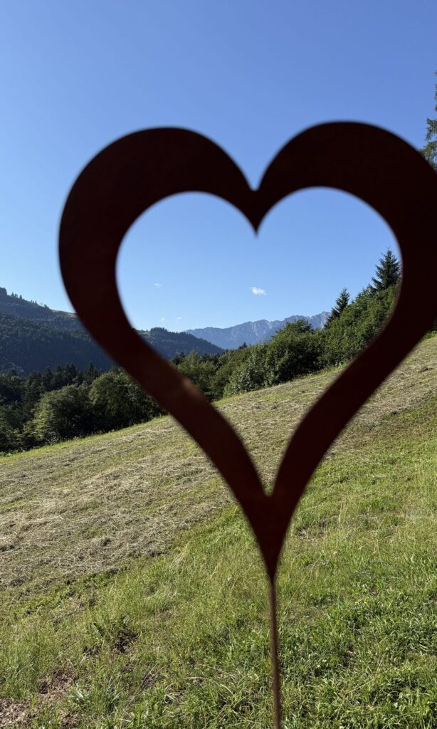 Herzform mit Berglandschaft im Hintergrund
