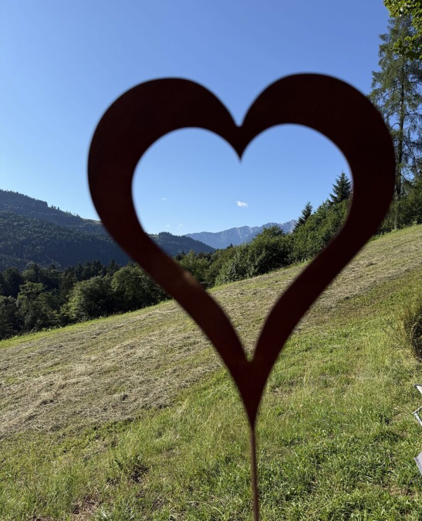 Herzform mit Berglandschaft im Hintergrund