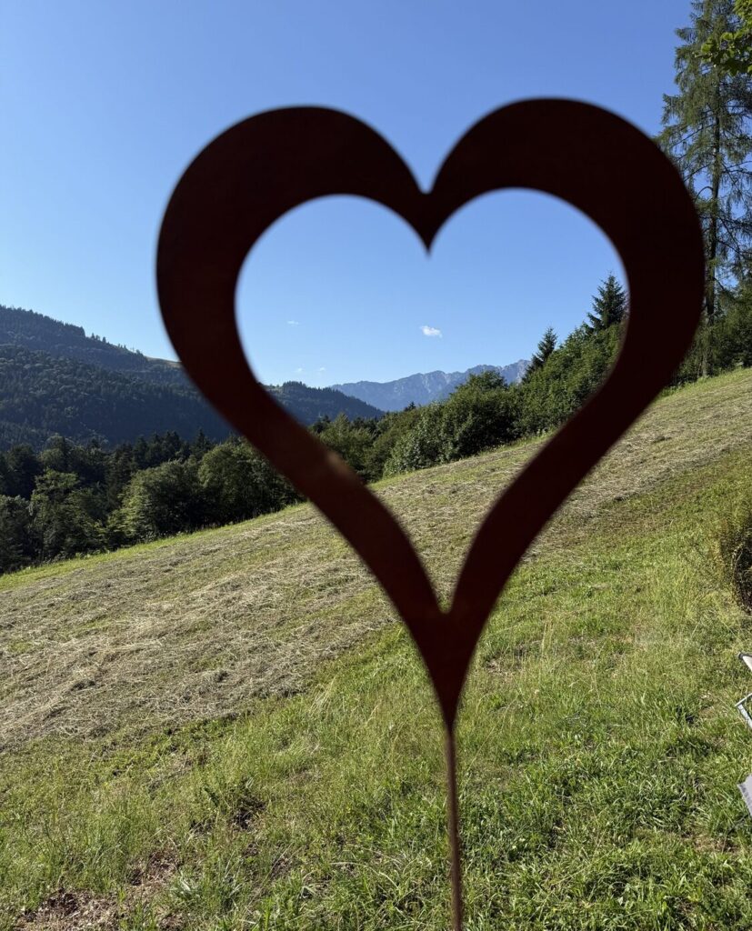 Herzform mit Berglandschaft im Hintergrund
