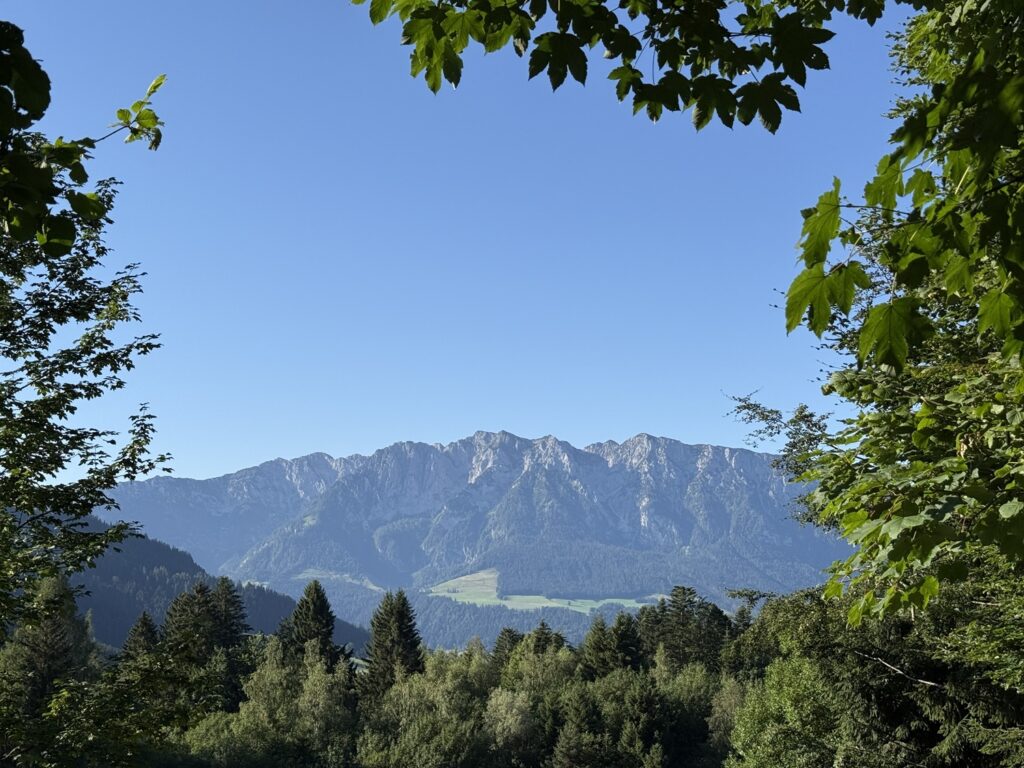 Berglandschaft mit klarem Himmel