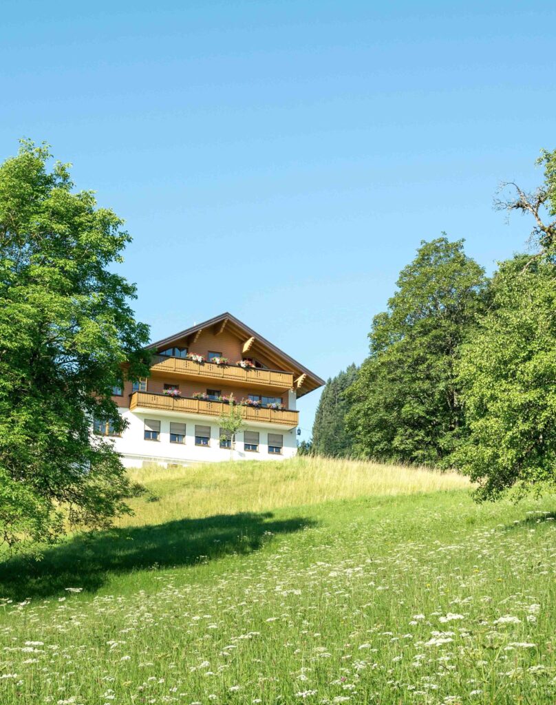 Mountain Retreat Center von unten fotografiert, umgeben von Bergwiesen