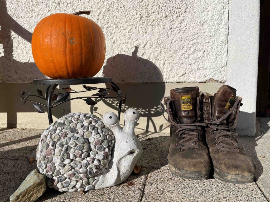 Dekoration mit Kürbis und alten Schuhen
