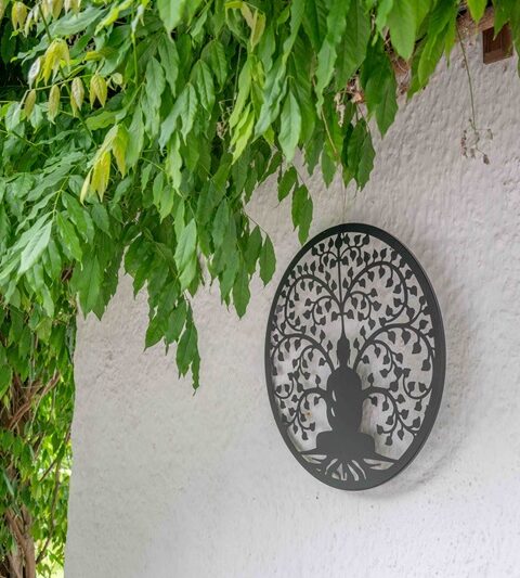 dekoelement an der außenwand hängend